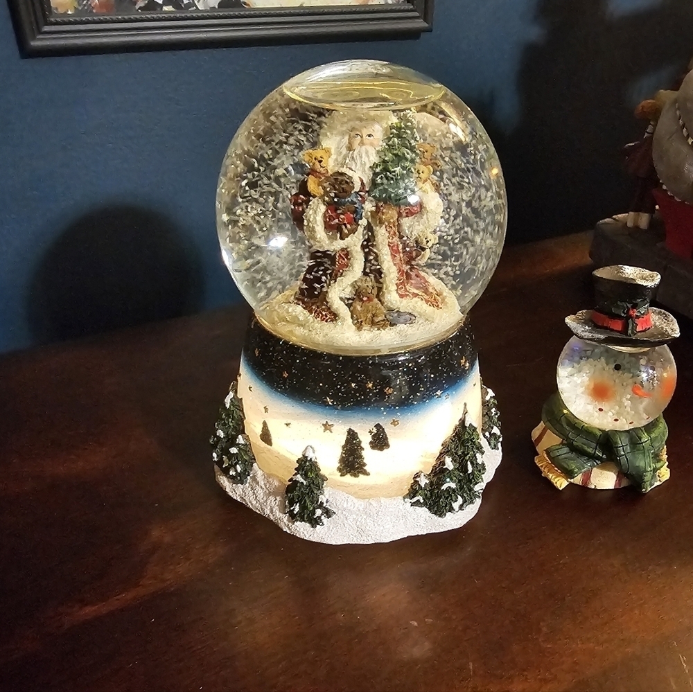 Christmas Snowglobes - Picture 3 of 6